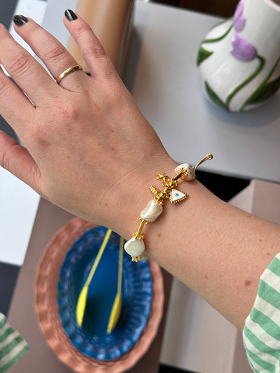 Bracelet with pearls and gold eye